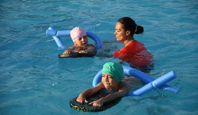 Karabağlar Belediyesi’nden çocuklara yüzme eğitimi