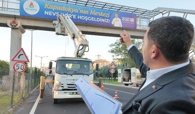 Nevşehir Belediyesi tarafından bir süre önce bir üst geçide asılan ve Karayolları Bölge Müdürlüğü tarafından kaldırılan ‘Kapadokya’nın Merkezi Nevşehir’e Hoş Geldiniz’ yazısı tekrar aynı yerine asıldı